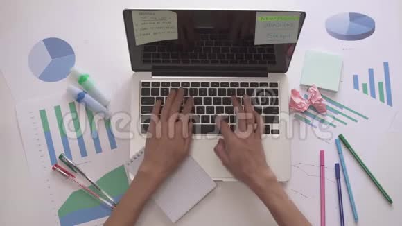 女人在电脑上打字在笔记本上写新的项目开始视频的预览图
