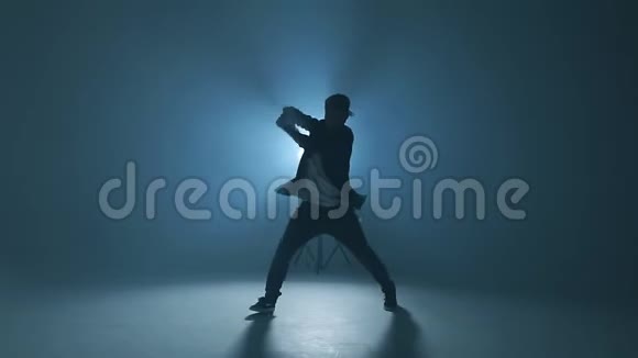 一位穿着休闲服装跳舞的年轻男舞者的肖像时髦的嘻哈舞慢动作视频的预览图