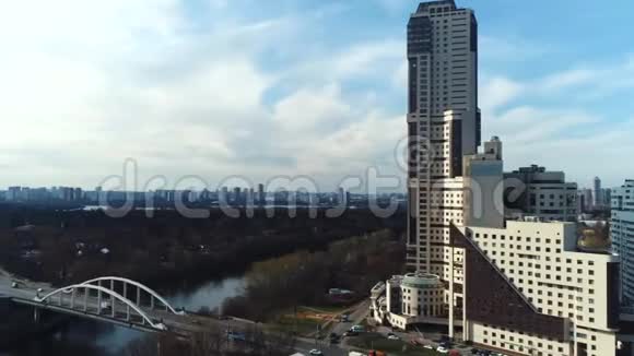 夏日背景下莫斯科河桥和市中心附近的现代高楼景观视频的预览图