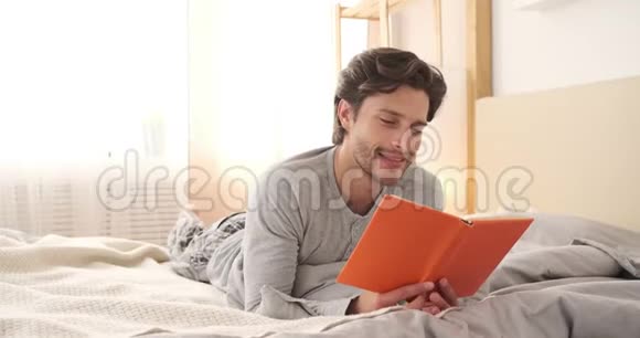 年轻人在床上看书视频的预览图