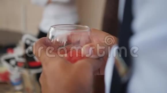 一个手里拿着水果鸡尾酒的男人视频的预览图