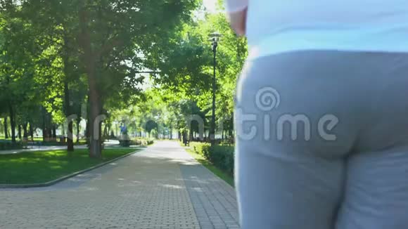 胖子在公园慢跑开始减肥计划健康的生活方式视频的预览图