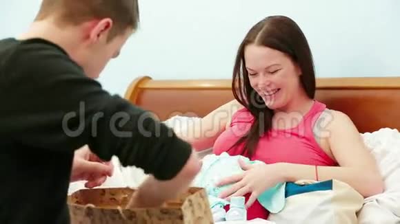 婴儿的衣服视频的预览图