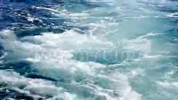 大海上的巨浪游艇的小径生动的感觉暑期旅游度假理念背景视频的预览图