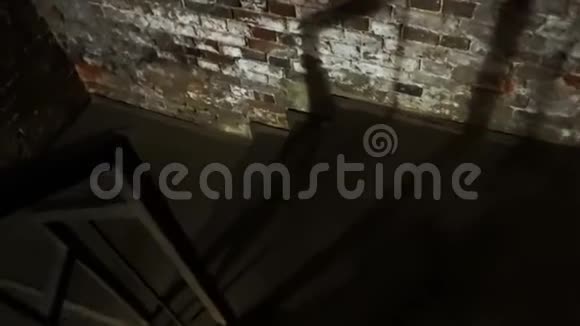 从地下室下来的砖墙视频的预览图