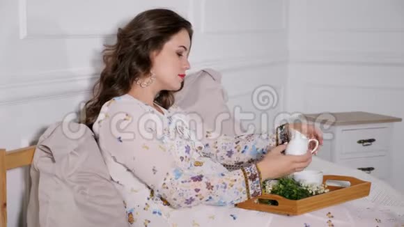孕妇在床上喝茶视频的预览图