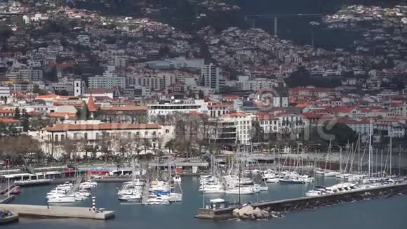 从葡萄牙马德拉的Funchal市的海洋中观看视频的预览图