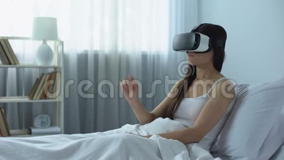 女孩上网使用虚拟现实耳机计算机技术时代视频的预览图