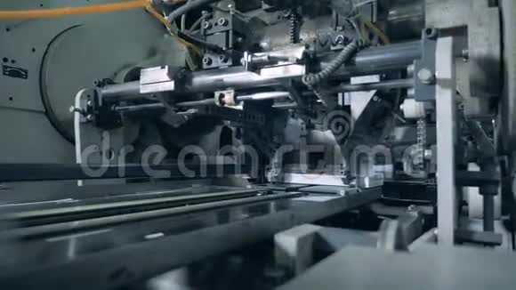 工业机器移动书籍印刷设备视频的预览图