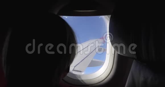 坐在座位上的男孩看着飞机窗外视频的预览图