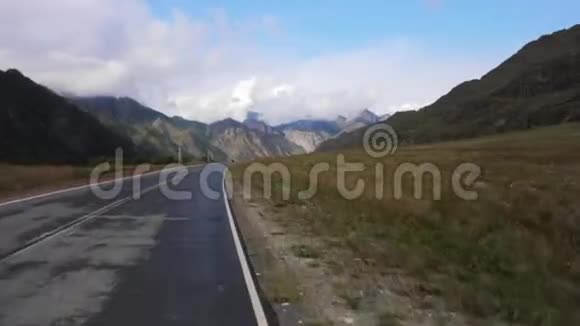 乘汽车在公路上行驶度假时可在山间欣赏风景视频的预览图