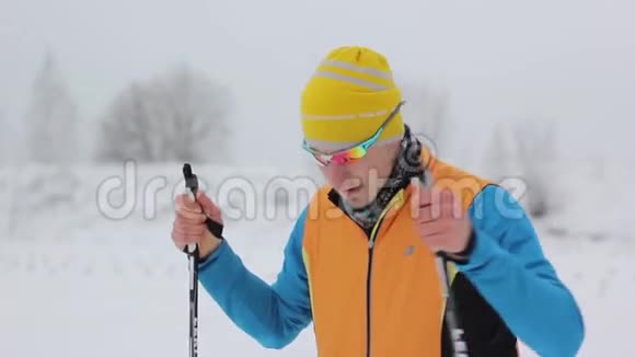 滑雪者准备比赛视频的预览图