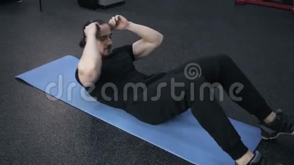 在健身房里做仰卧起坐的人视频的预览图