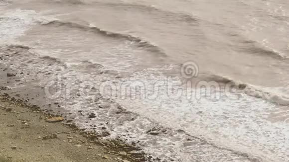 波浪拍打在石岸上视频的预览图