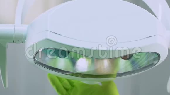 牙科辅助调节灯工具用于病人口腔检查医疗保健视频的预览图