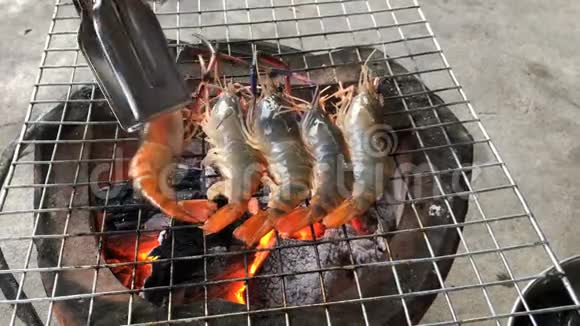 传统炭火烤架上烤鲜虾视频的预览图