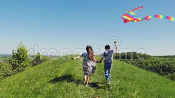 孩子们带着放风筝跑到山顶视频的预览图