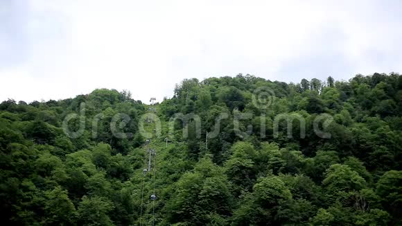 美丽的山森林和缆车上升到顶端大自然视频的预览图