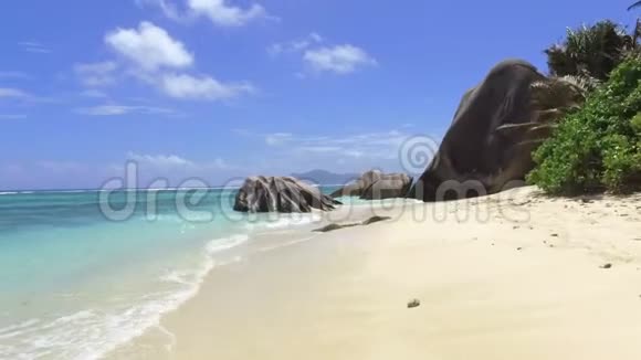 美丽的海滩和石头的景色阿根廷拉迪格塞舌尔视频的预览图