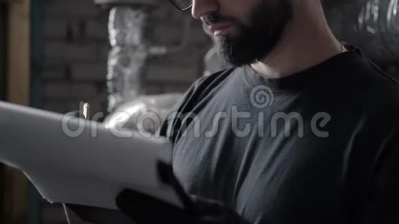 戴着头盔的人的轮廓眼镜俯视着纸条视频的预览图