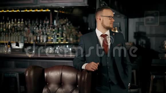 一个穿着商务服的正经成功留胡子的男人正在看镜头年轻的商人4K段视频的预览图