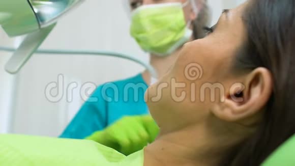 专业牙科医生使用牙钻清除牙齿上的龋齿及牙垢视频的预览图