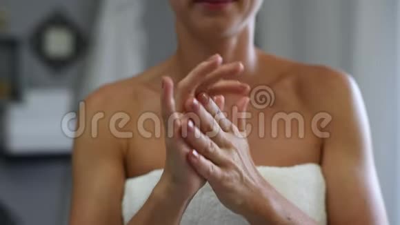 皮肤护理女人用手抹润肤霜视频的预览图
