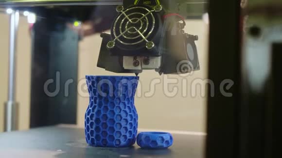 3d打印机打印塑料杯视频的预览图