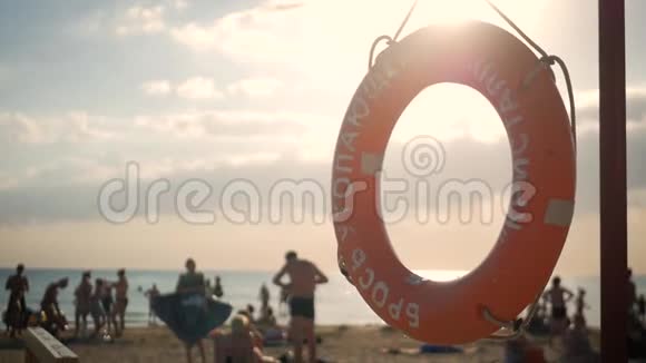 海滩上的救援浮标救生圈视频的预览图