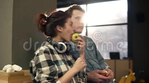 可爱迷人的快乐夫妇互相吃苹果恋爱关系一起度过时光视频的预览图