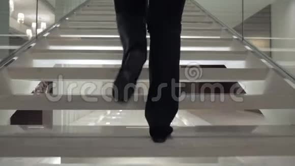 从酒店白色楼梯上走过来的女人视频的预览图
