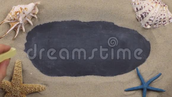 用粉笔在贝壳和星星中书写的单词KEMER上景视频的预览图