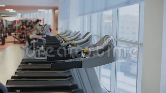 非常漂亮的女人准备在健身房的跑步机上跑步视频的预览图