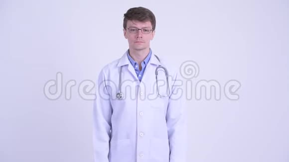 一位困惑的年轻医生在竖起大拇指和竖起大拇指之间做出选择视频的预览图