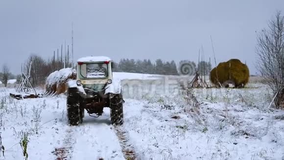 村里的拖拉机视频的预览图