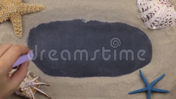 用粉笔在贝壳和星星中书写的MIAMI字上景视频的预览图