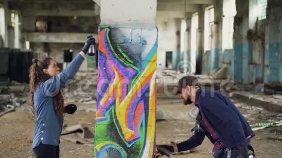 两位城市画家的创意团队正在用喷漆涂鸦同时还在用视频的预览图