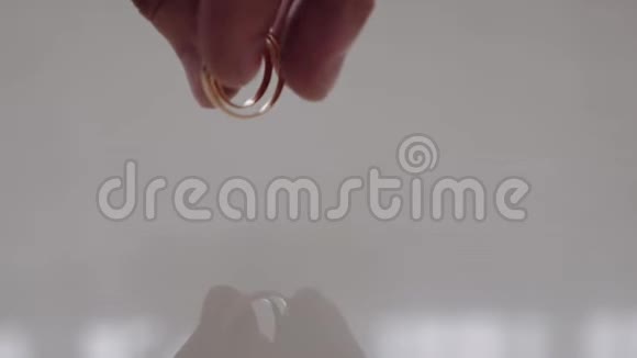 旋转旋转的金色结婚戒指视频的预览图