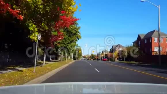 从汽车后视白天沿道路行驶汽车视角POV车后明亮白天视频的预览图