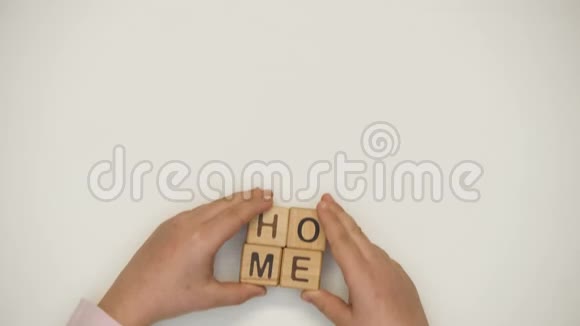 关于儿童制作的立方体的家庭词汇梦想着房子的难民无家可归视频的预览图