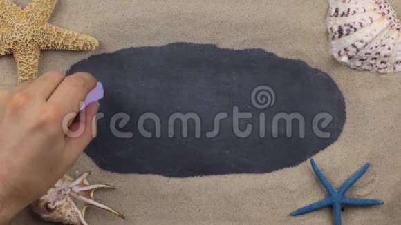 用粉笔在贝壳和星星中书写的JAMAICA字上景视频的预览图