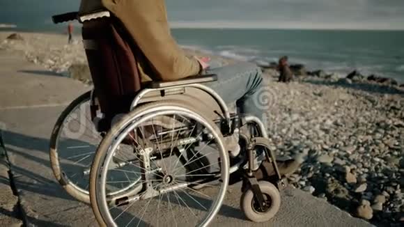 坐轮椅的残疾人独自出海视频的预览图