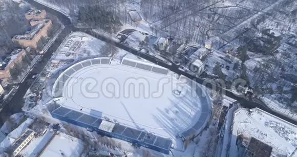 白雪覆盖的足球场视频的预览图