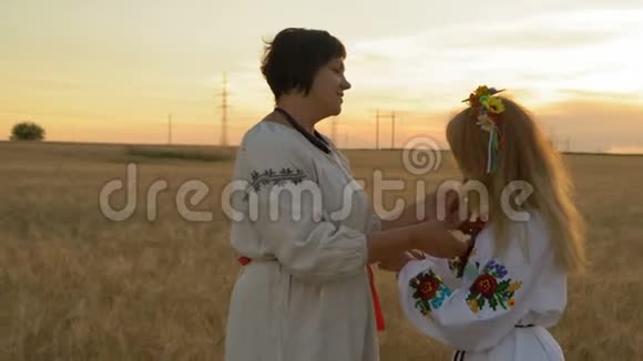 小麦领域的两位女性领导着穿衣秩序的另一位朋友视频的预览图