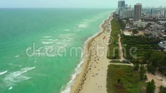 在迈阿密海滩玩风筝冲浪一架无人驾驶飞机在水面上飞过视频的预览图