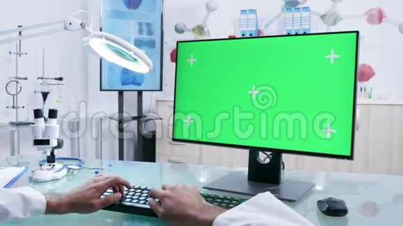 医生手在电脑上打字模拟绿色屏幕视频的预览图