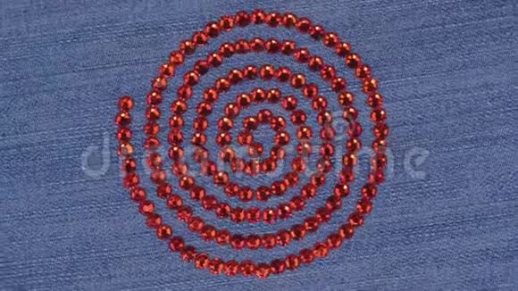 旋转一个由红色莱茵石组成的螺旋生命力量的象征上景视频的预览图