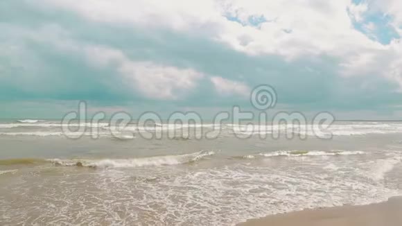 波浪来到岸边打在沙滩上暴风和黑暗的天空西班牙的海滩季节还没有开始视频的预览图