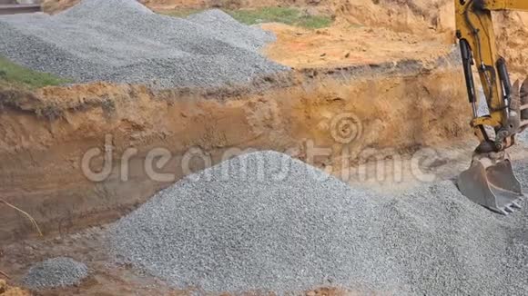 基础石方回填用挖土机斗回填沟视频的预览图
