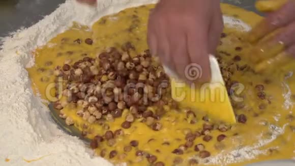 一位糕点厨师正在为21HDFDV的糕点混合鸡蛋面粉和榛子视频的预览图